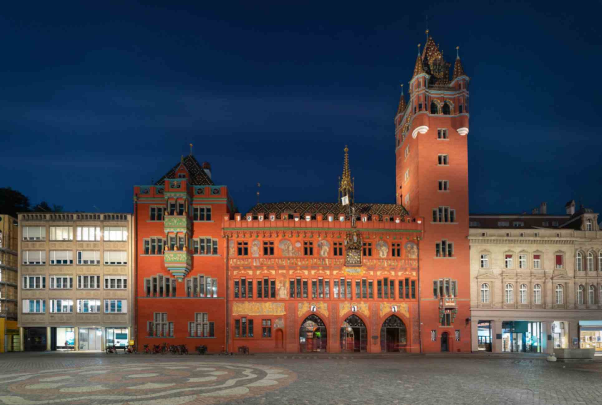 Basler Rathaus bei Nacht