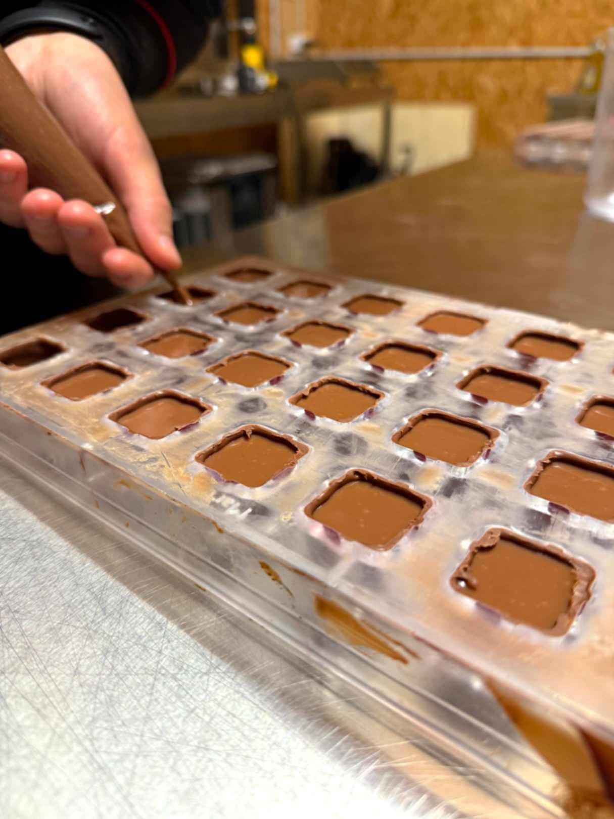 Laboratorio di farcitura e modellatura del cioccolato