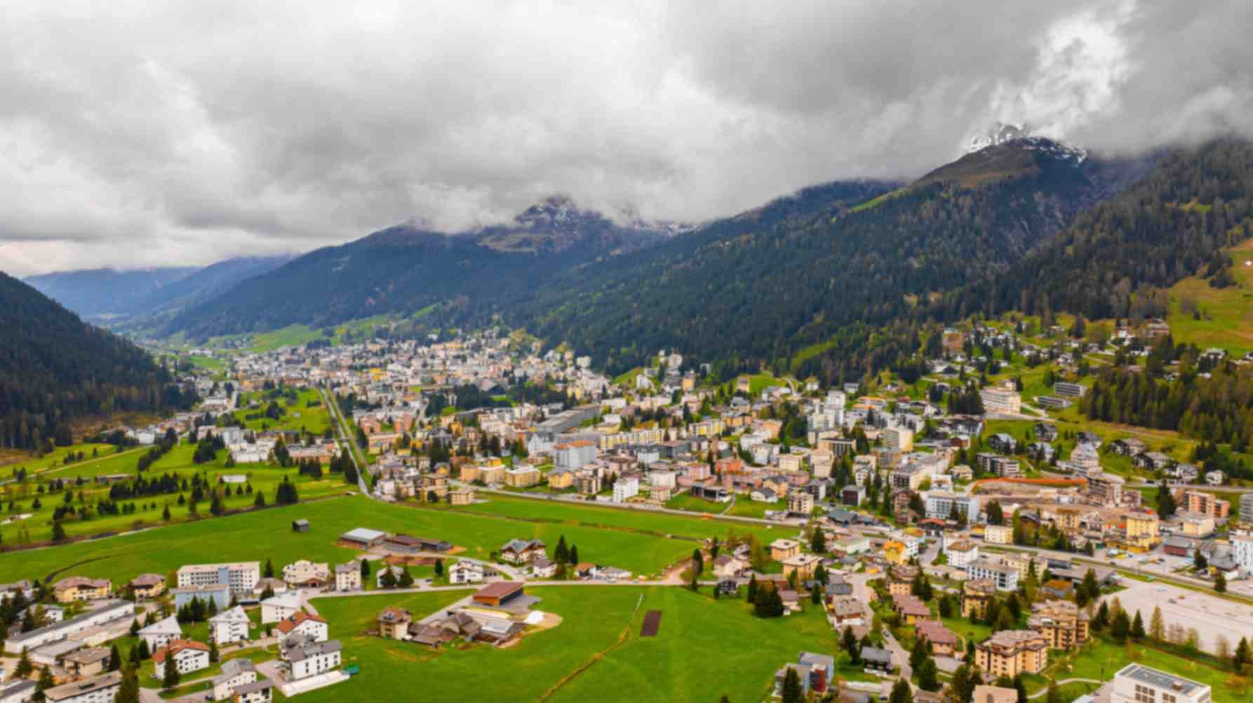 Panorama de la vallée alpine de Davos