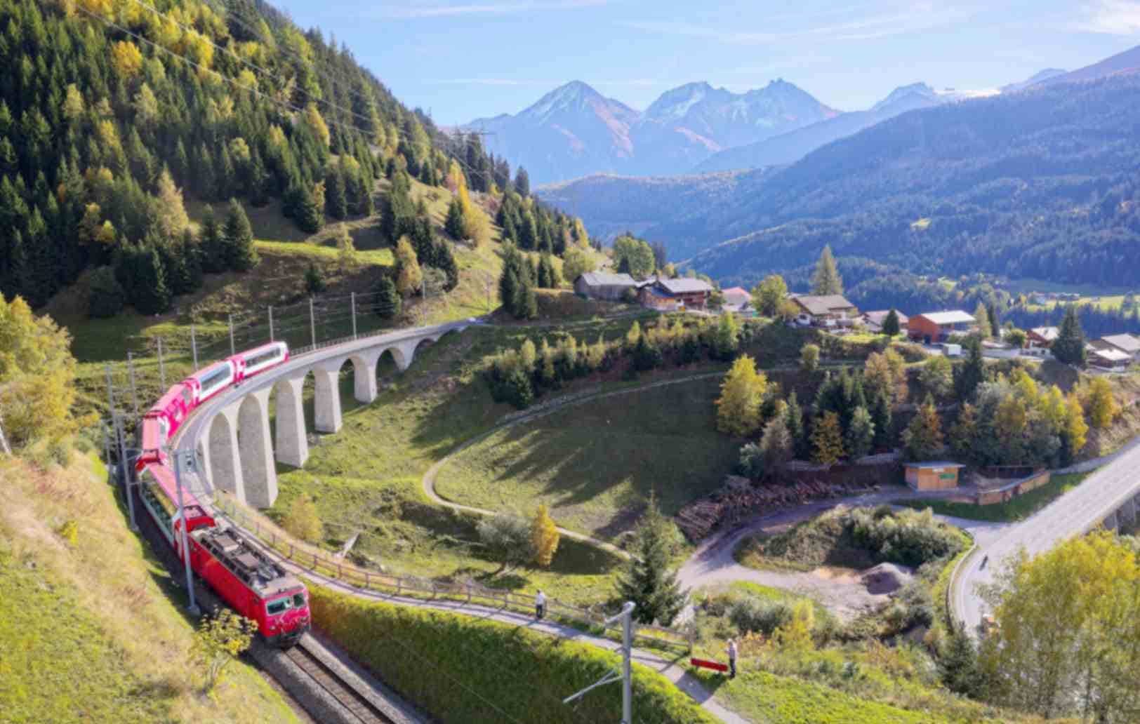 Glacier Express à travers les Alpes