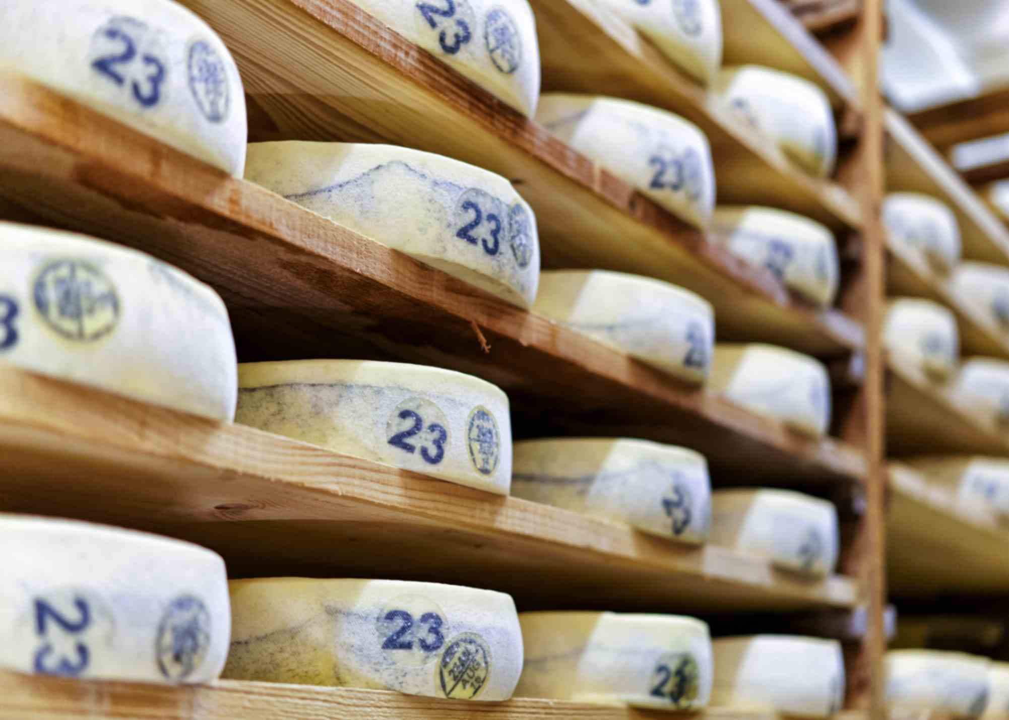 Estanterías de maduración del queso Gruyère