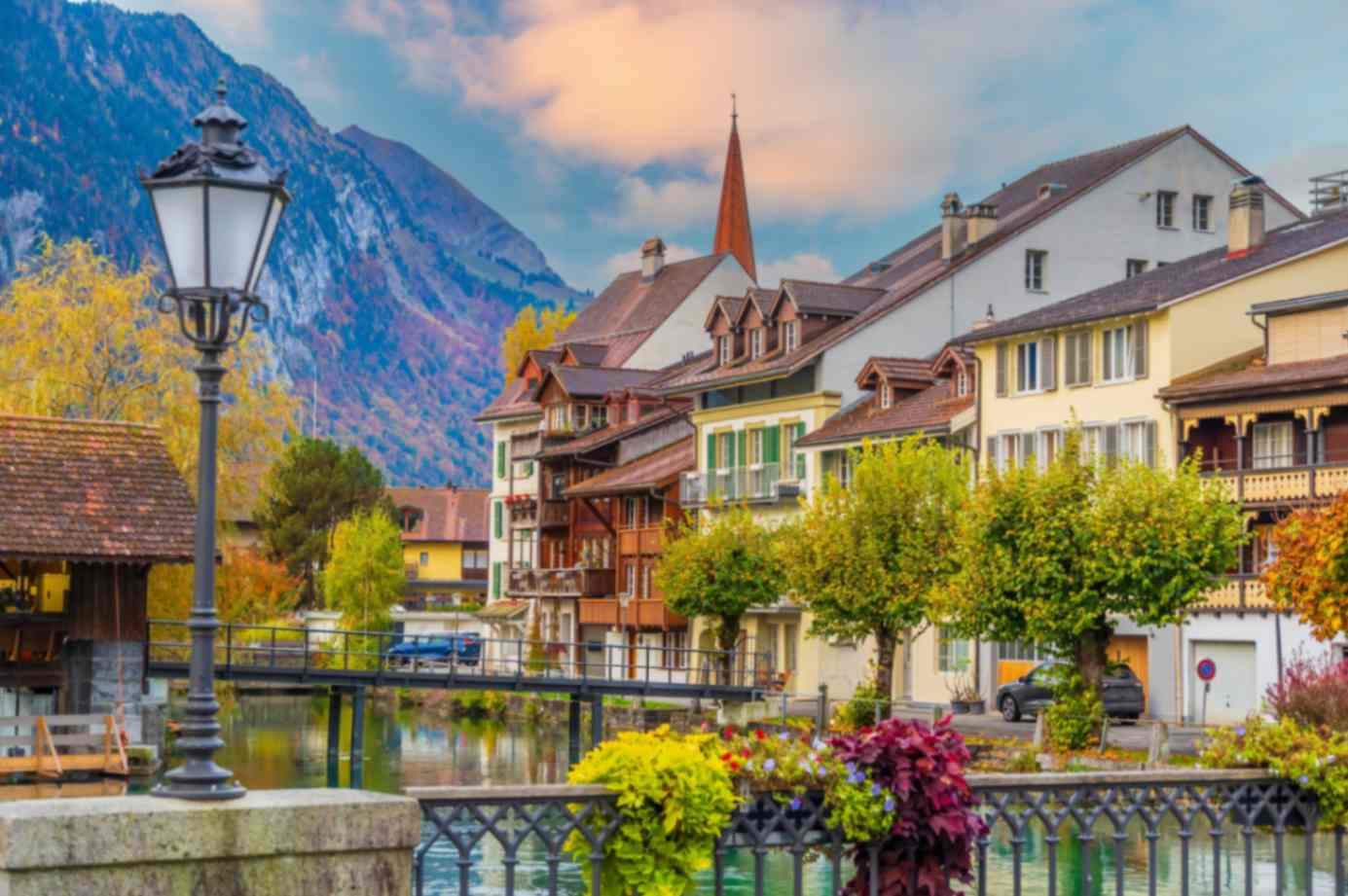 Kanal in Interlaken mit Alpenkulisse