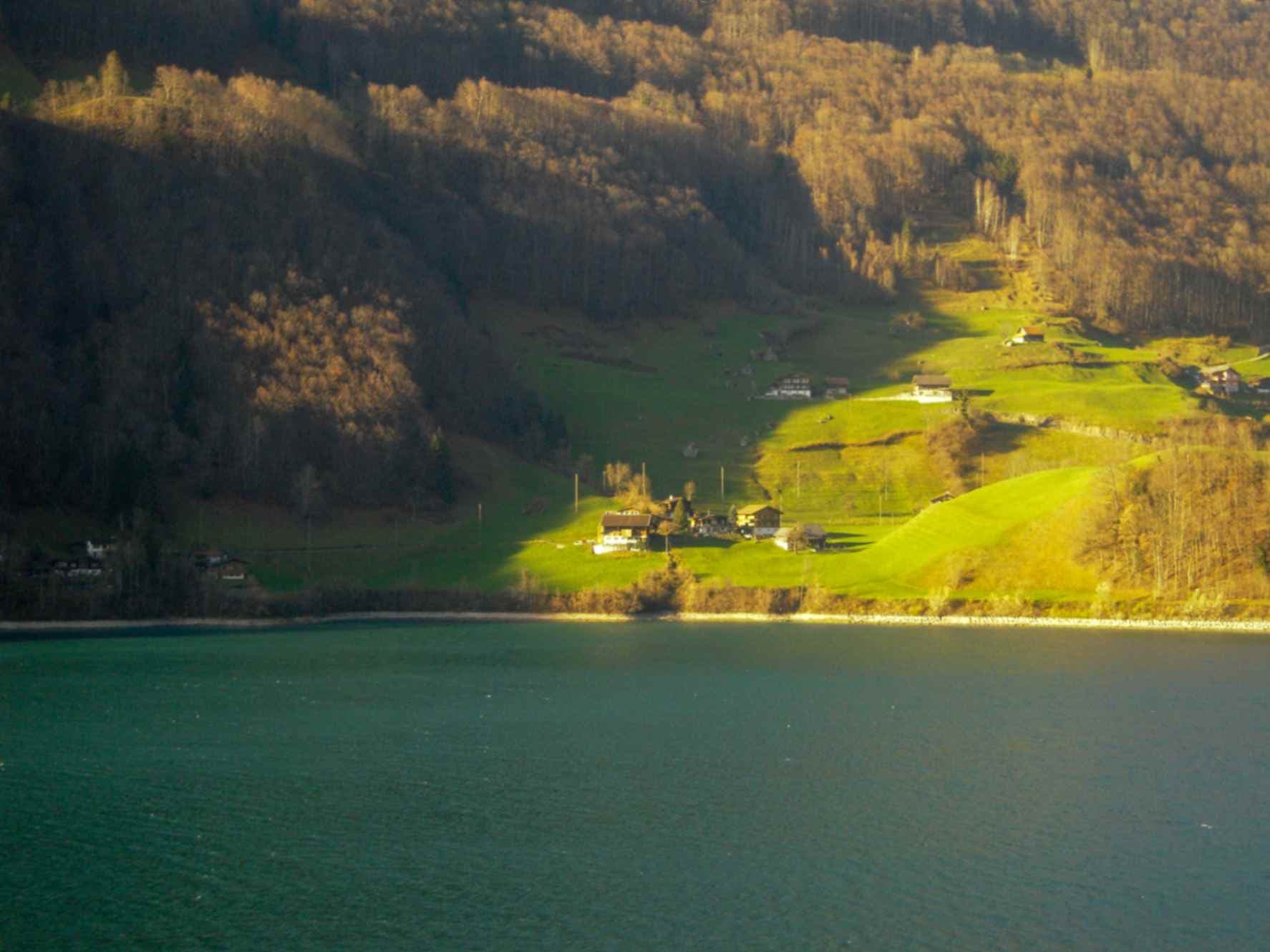 Vista campestre del lago de Brienz