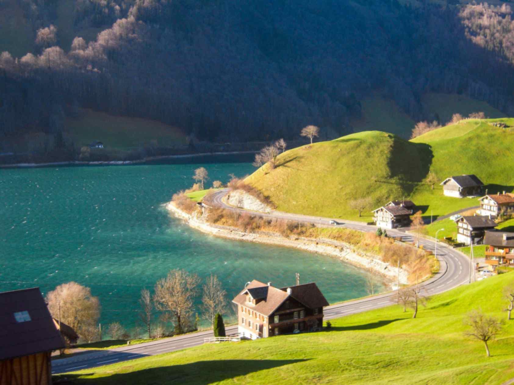 Carretera junto al lago de Brienz