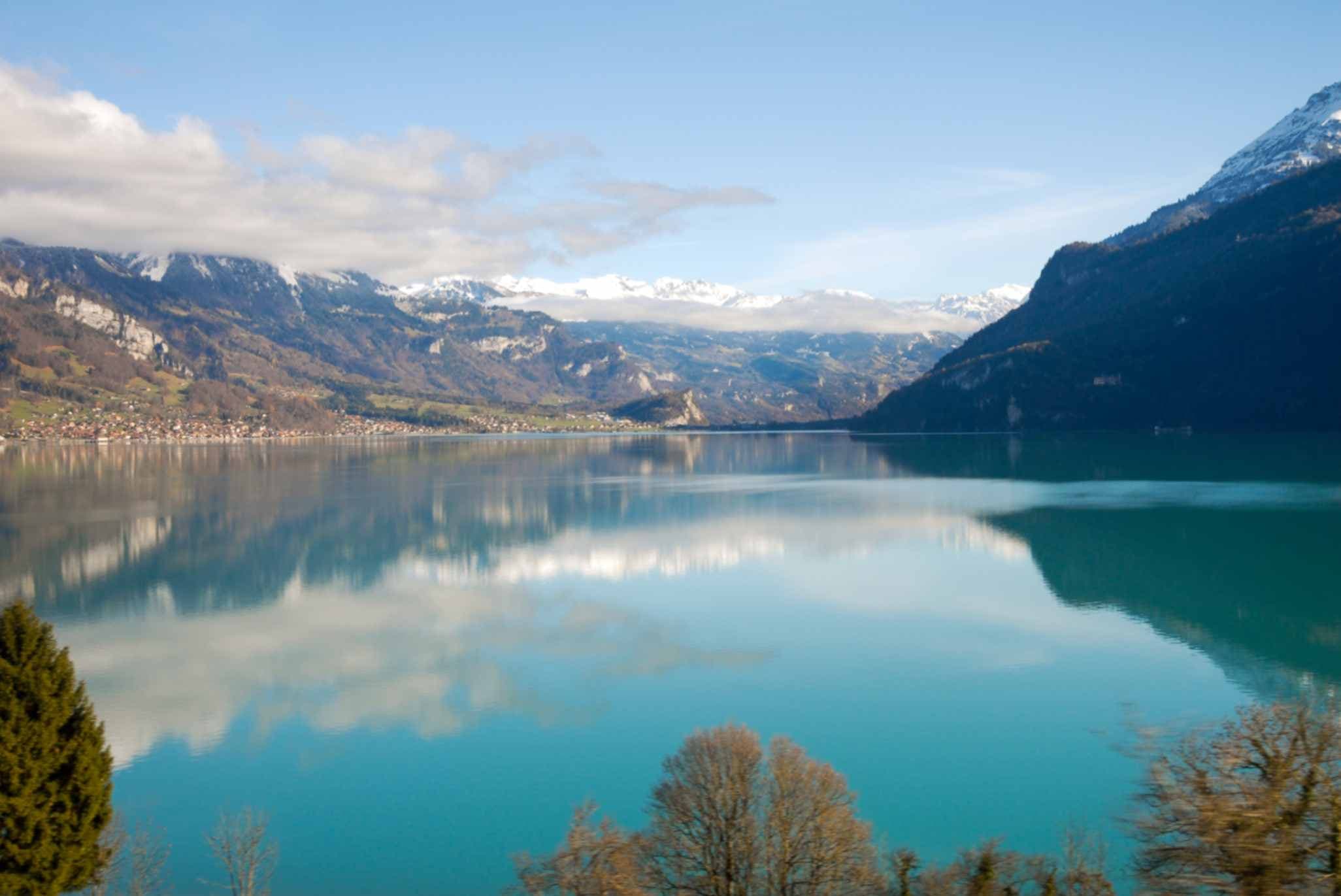 Panorama montañoso del lago de Brienz