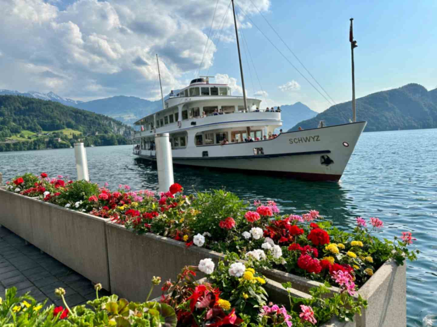 Barco Schwyz de crucero por el lago de Lucerna
