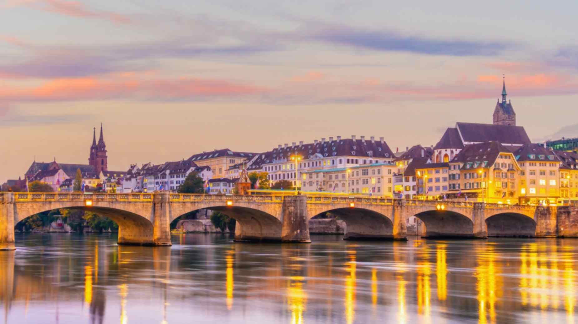 Mittlere Brücke mit Spiegelungen im Rhein