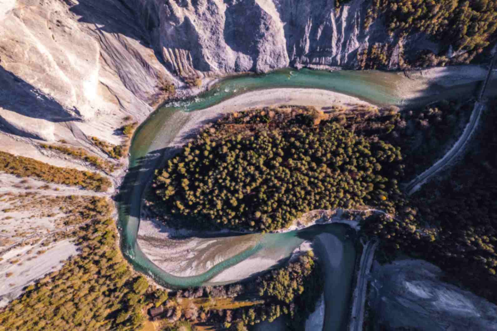 Panorama aérien des gorges du Rhin